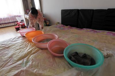 秀山楼上漏水，住户失联，小区没物管，业主维权难！律师来支招……